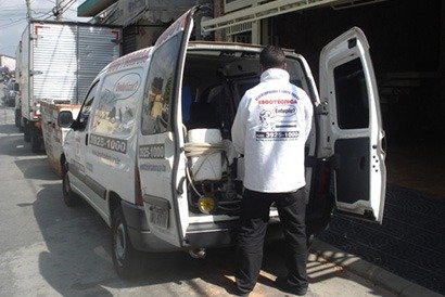 Técnico da dedetizadora com equipamento